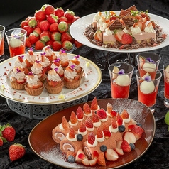 苺のティラミスピスタチオの生チョコレートとパイを添え