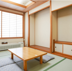 足を伸ばしてゆったりと寛げる個室テーブル席をご用意しております。明るく開放感のある雰囲気で居心地も抜群です。夫婦での特別な時間や、少人数でのコースも予約可能です。