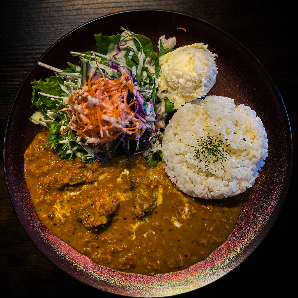 コーヒー屋のカレーは美味しい！カレー好きオーナーの特製スパイスカレー！サラダ付きでボリューム◎