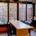 庭園がみえるテーブル席あり◎各種宴会やデートにもお使いいただけます♪