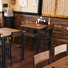 2名様から利用できるテーブル席が多数用意されており、人数に合わせてレイアウトの変更も可能です！ご家族での夕食や友人同士のパーティー、宴会など、幅広いシーンに対応しています♪壁一面に飾られたベトナムの絵皿や装飾を眺めながら、異国情緒たっぷりの空間で賑やかにお食事をお楽しみいただけます。