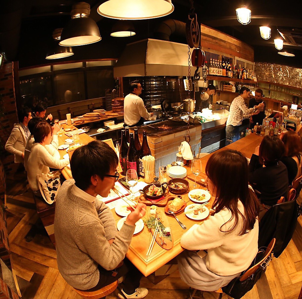 オープンキッチンを囲むようにカウンター席有！１名様～大歓迎♪