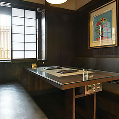 6名様用テーブル席は、友達や家族との楽しいひとときを演出するにはぴったりなスペースです。広々としたテーブルが、みんなの笑顔を引き立てる場所になっています。ゆったりとしたソファ席は、リラックスしながら会話を楽しむのに◎窓から差し込む自然光が心地よく、落ち着いた雰囲気を醸し出します。