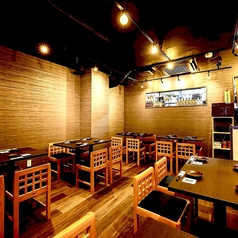 和の趣き溢れる店内は大人の為の落ち着いた雰囲気となっております。6名様でご利用可能なテーブル席は日本橋での接待や女子会、合コンなど各種宴会に最適なプライベート半個室空間♪お得な宴会コースプランもご予算に合わせて3000円~ご用意。誕生日や記念日にお得なサプライズ特典もご用意しております。