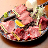 《虎◯特選5種盛り合わせ》仙台牛特撰カルビ・和牛カルビ・和牛ハラミ・和牛赤身ロース・仙台上タン塩を厳選。和牛や仙台の代表する魅力を余すことなく味わえる選び抜いた5種の部位を一皿に盛り込んだ当店自慢の贅沢な盛り合わせです。それぞれ異なる食感と旨みの違いを心ゆくまでご堪能ください。