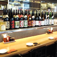 「会社帰りに軽く１杯飲みたい…」というお一人様には、ゆっくりと落ち着けるカウンター席がオススメです。目の前には日本酒や焼酎などがズラリと並んでおり、定番のものから珍しいものまで種類豊富にご用意しております。