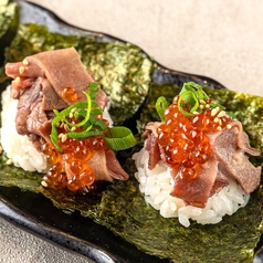 炙り牛タンといくらの手巻き飯