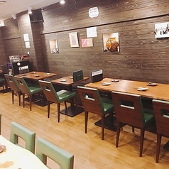 ゆったりとしたテーブル席は全20席。友人やご家族、会社の同僚との飲み会など、少人数から中規模のご宴会に最適です。