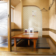 最大8名様まで利用可能な半個室をご用意。ご家族での食事や会食、顔合わせなどにも最適な落ち着いた空間です。
