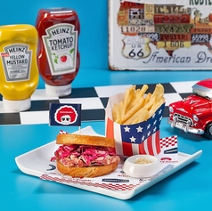 ●岡山県産牛のルーベンサンド　紫野菜のピクルスと共に