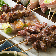 職人技の絶妙な火入れ！手焼き串豚バラ1本55円(税込)〜の写真