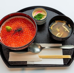 北海道産鮭のイクラ丼