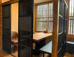【1階半個室】1階奥、お席は半個室としてのご利用が可能です。仲良しグループでのお食事や女子会、ママ会、神戸観光の際のお食事にぜひ。