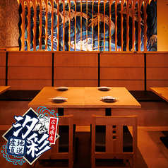 木の温もりが感じられる空間に、ダイナミックな海の壁画が彩りを添える席。天井まで続く波型の装飾が、視線を引きつけながらも落ち着いた雰囲気を保っています。程よいプライベート感があり、会話を楽しみながら食事ができる場所。特別なひとときを過ごすのにふさわしい空間です。