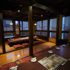 8名様まで座れる大きいテーブルタイプです♪会社の宴会やグループ利用におすすめなのが、掘りごたつスタイルの席。人数に応じて柔軟にレイアウトが可能。足元らくらくでリラックスしながら料理と会話を楽しめる空間は、幹事様からも好評です。