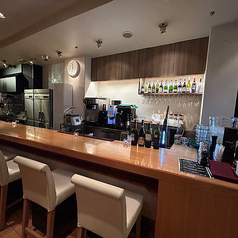 【お一人様に◎】当店のカウンター席は、お一人様にもぴったりの空間です。シェフの調理を間近で楽しみながら、自分のペースでお食事を楽しめます。リラックスした雰囲気の中で、心ゆくまで味わうことができるので、一人の時間を充実させたい方におすすめです。