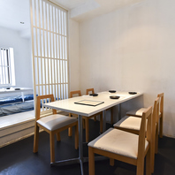 デートや宴会など、用途に合わせ使い分けられる席タイプ