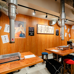 【宴会や飲み会に◎】2～20名様着席可能テーブルがございます。昭和レトロな雰囲気が漂う店内は、どこか懐かしさを感じさせる大衆感あふれる空間。赤札で貼られたメニューが壁を彩り、肩肘張らずに食事を楽しめます。