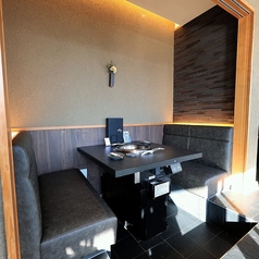 2名用テーブル3つ。デートやお友達同士での利用にピッタリのお席となっております。