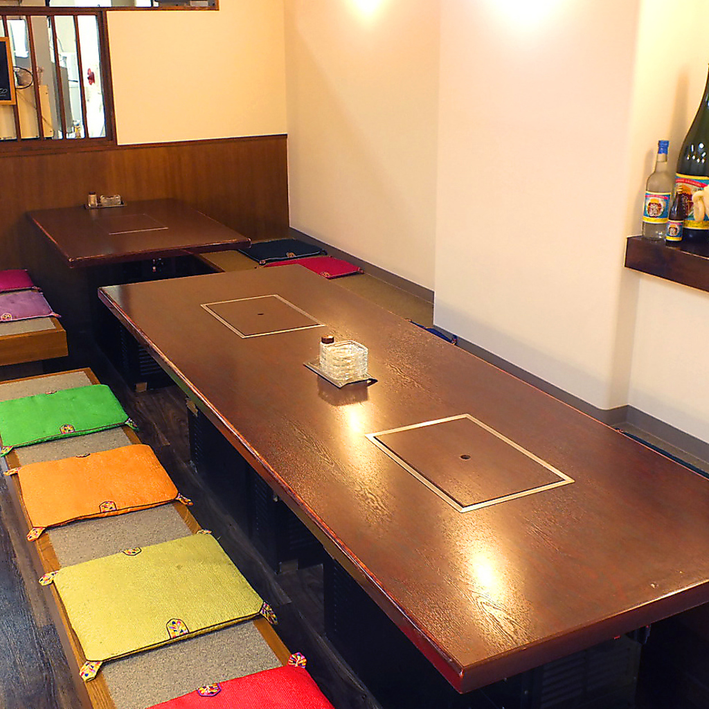 【総席数28席】カジュアルなテーブル席と、ゆったりくつろげる掘りごたつ席をご用意しております！