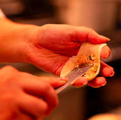 庶民の味を超えた洗練された餃子を堪能してください