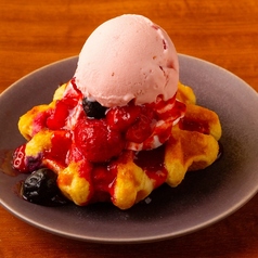 苺アイスのベリーワッフル