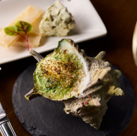 大きなサザエに香ばしいガーリックの風味が食欲をそそる