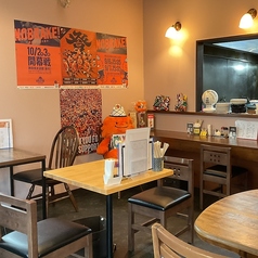 【シーンを選ばないテーブル席】ご夫婦でのお食事やサシ飲みなどにおすすめの、2名様用テーブル席をご用意しております♪