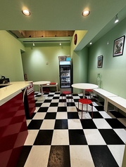 アメリカンダイナー風の倉庫は8人以上から貸切可能です。詳しくはお問い合わせください。