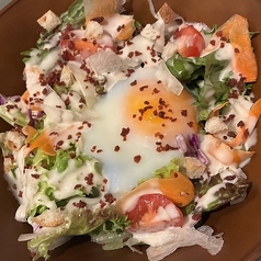 半熟卵のシーザーサラダ