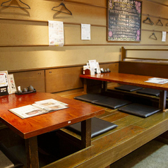 3名掛けと6名掛けの2卓をご用意◎足を伸ばしてゆったり過ごせる掘りごたつ席。温もりある和の雰囲気で、特別な日のお食事にもおすすめです。