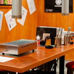 【宴会や飲み会に◎】2～20名様着席可能テーブルがございます。昭和レトロな雰囲気が漂う店内は、どこか懐かしさを感じさせる大衆感あふれる空間。赤札で貼られたメニューが壁を彩り、肩肘張らずに食事を楽しめます。