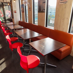 【ゆったりテーブル席】友人やご家族とのお食事にぴったりのテーブル席をご用意◎ソファ席もあり、ゆったりくつろぎながらお食事を楽しめます。落ち着いた雰囲気の中で会話も弾み、少人数のお食事から誕生日や記念日、女子会、デートまで幅広くご利用いただけます♪大切なひとときを、当店でお楽しみください！