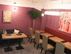 2人席4つにもなるベンチソファー席