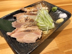  鶏ムネのタタキ刺し (ワサビ醤油/生姜醤油/赤のタレ/秘伝塩)