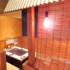 他テーブルと仕切りで分けられたテーブル席。1テーブル2~4名様。1空間に2テーブルあるお席は最大8名様迄ご利用可!中規模の飲み会にも◎※現在感染症対策のため1空間に2組の異なるお客様をご案内しておりません。半個室空間で周りを気にせず楽しいお食事をご満喫ください。