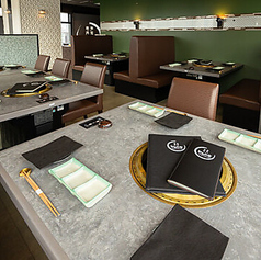 ワンフロア最大64名様までの大規模な貸切宴会を承っております。10階からの素晴らしい夜景を独占しながら、A5ランク黒毛和牛を堪能する贅沢なパーティーが実現します♪会社全体の打ち上げや結婚式の二次会、同窓会など、一体感のある空間で思い出に残るひとときを。人数やご予算、演出等もお気軽にご相談ください◎