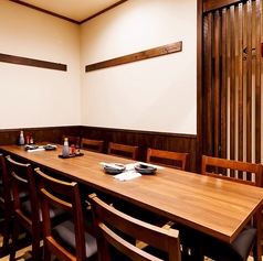 【8名様 半個室】少人数で落ち着いて過ごせる8名様用の半個室は、仲間内の食事会やプチ同窓会、接待を兼ねた会食などにも使いやすい空間です。周囲とほどよく区切られているため、会話に集中できるのが魅力。ゆったりとした席配置で、料理やお酒をじっくり楽しめます。2部屋を結合して最大16名様までご案内可能です。