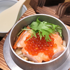 生サーモンといくらの釜飯