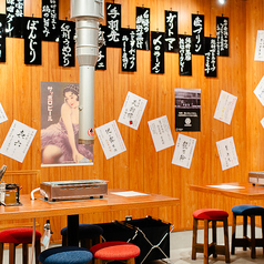 【宴会や飲み会に◎】2～20名様着席可能テーブルがございます。昭和レトロな雰囲気が漂う店内は、どこか懐かしさを感じさせる大衆感あふれる空間。赤札で貼られたメニューが壁を彩り、肩肘張らずに食事を楽しめます。