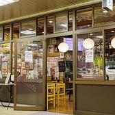 当店は、JR東西線「北新地駅」、大阪メトロ四つ橋線「西梅田駅」からいずれも徒歩2分という最良のロケーションに位置しています。また、大阪メトロ谷町線「東梅田駅」からも徒歩4分と、複数路線からのアクセスが非常に便利です。駅ビル内という立地も相まって、お仕事帰りに気軽に立ち寄れる環境です。