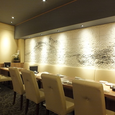 テーブル席のフロアは落ち着いた雰囲気でお食事をお楽しみ頂けます。壁に描かれた波の絵が高級感を引き立たせます。