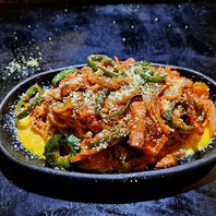 中太麺を使用した焼きそばはもっちり食感がやみつきに。