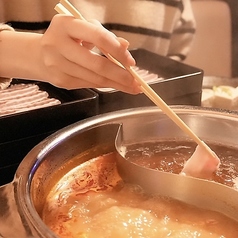 3.【メイン】看板メニューの「しゃぶしゃぶ・すき焼き・もつ鍋」を堪能