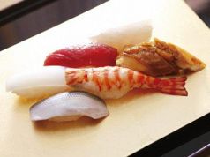 瀬戸内海の旬のネタが満載 カウンターで味わう職人技