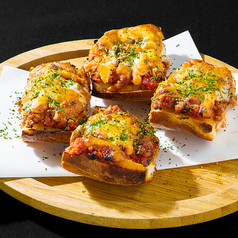 濃厚ミートソースのバゲットピザ