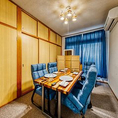 2階にある大部屋の完全個室は最大9名様までご利用可能です。小さなお子様連れでも安心。幅広い年齢層の方々が、気兼ねなくお過ごしいただける和みの空間です。