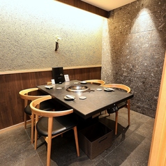 個室は4名用を4部屋ご用意しております。少人数でのご宴会など、様々なシチュエーションでご利用いただけます。ご希望のお席がございましたら、お気軽にお問合せください！