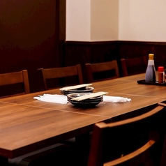 【10名様 半個室】まとまりのある集まりに最適な10名様用半個室は、歓送迎会や打ち上げ、親族での食事会など、きちんと席を設けたい場面におすすめの空間です。席間にも余裕があり、テーブルを囲む一体感を大切にしながらも窮屈さを感じさせません。また、8名様半個室2部屋と結合することで、最大26名様まで利用可能です。