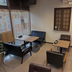 座り心地のよいソファ席は、友人との語らいにぴったりなお席です◎ランチタイムは明るく開放的な気分で、午後はゆったりと静かなカフェタイムをお過ごしいただけます。